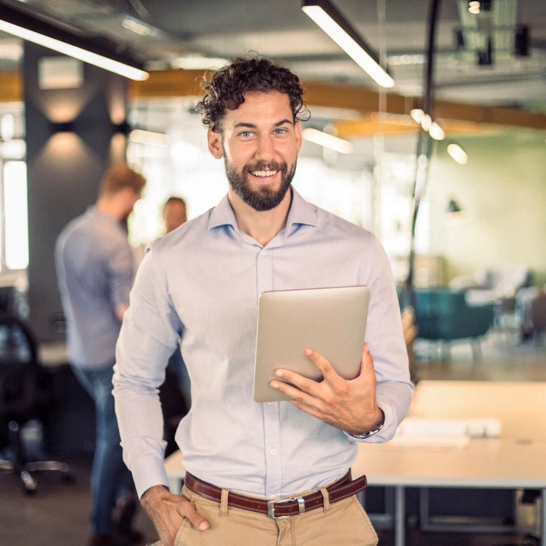 habla-con-tu-empresa-empresario-feliz